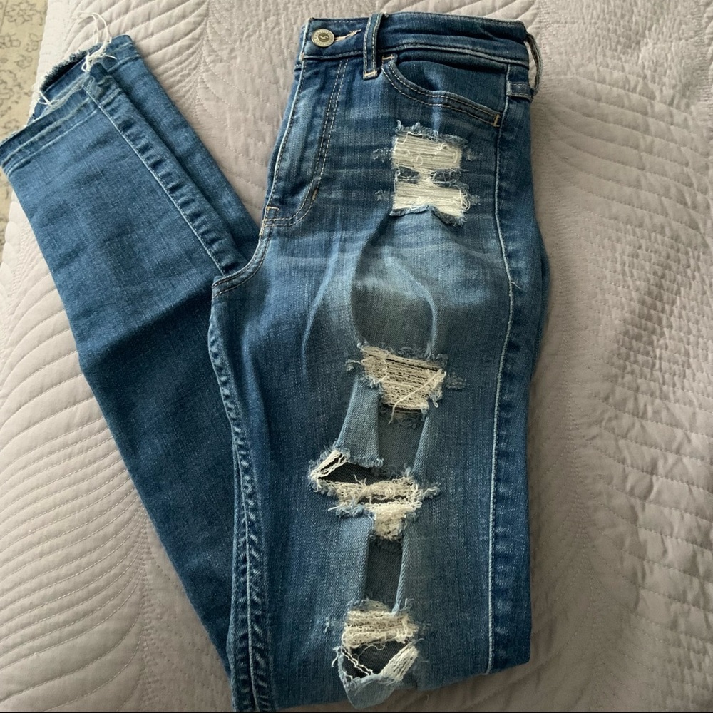 HOLLISTER DISTRESSED SKINNY JEANS